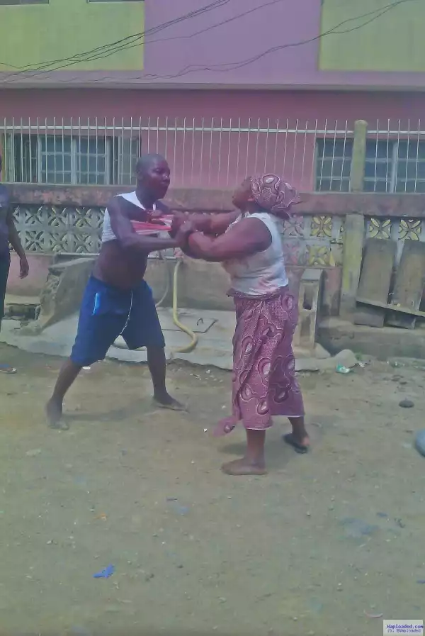Photos: Woman Fights With Man For Harassing Her Husband In Lagos